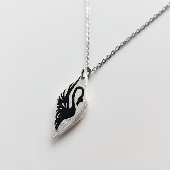 Iridescent white pearl necklace with a small silver chain - Picture 2 of 10